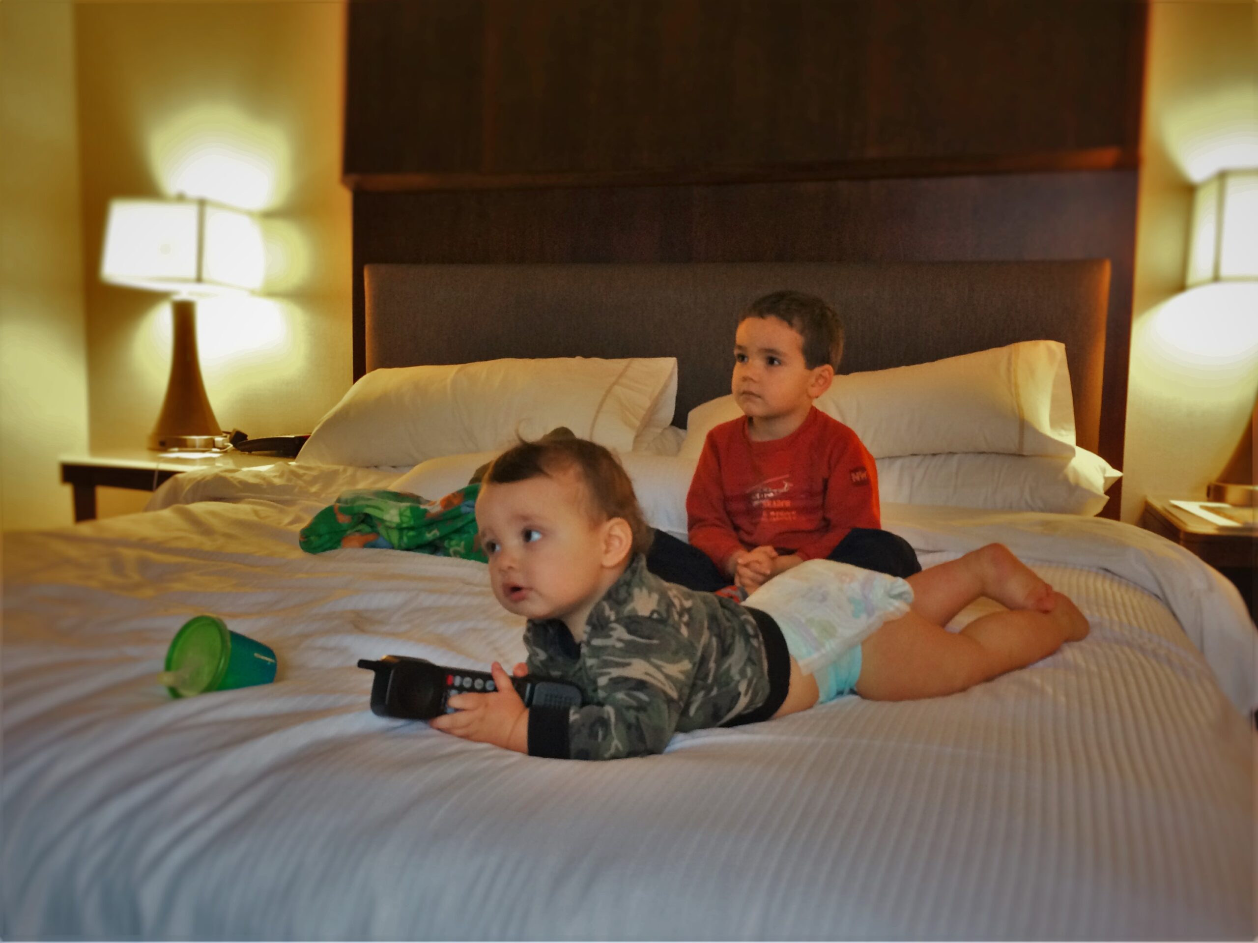 ホテルで子どもが休みながら過ごす子連れ旅行のイメージ