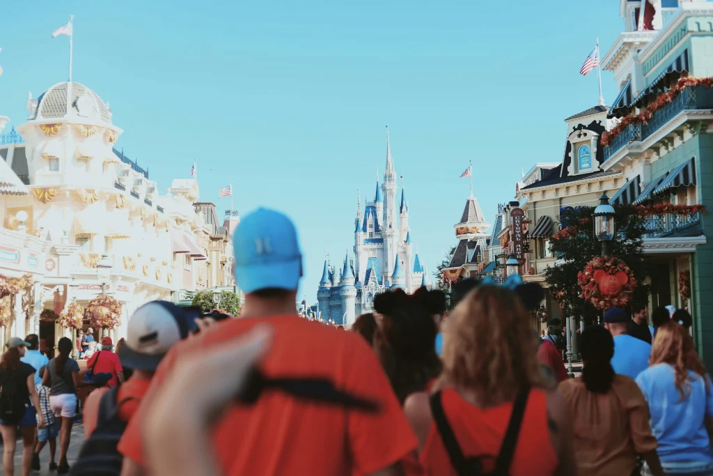ディズニーランドを散策する様子