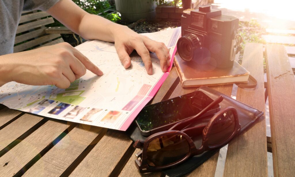 旅行の計画を立てながらチケット情報を確認するイメージ