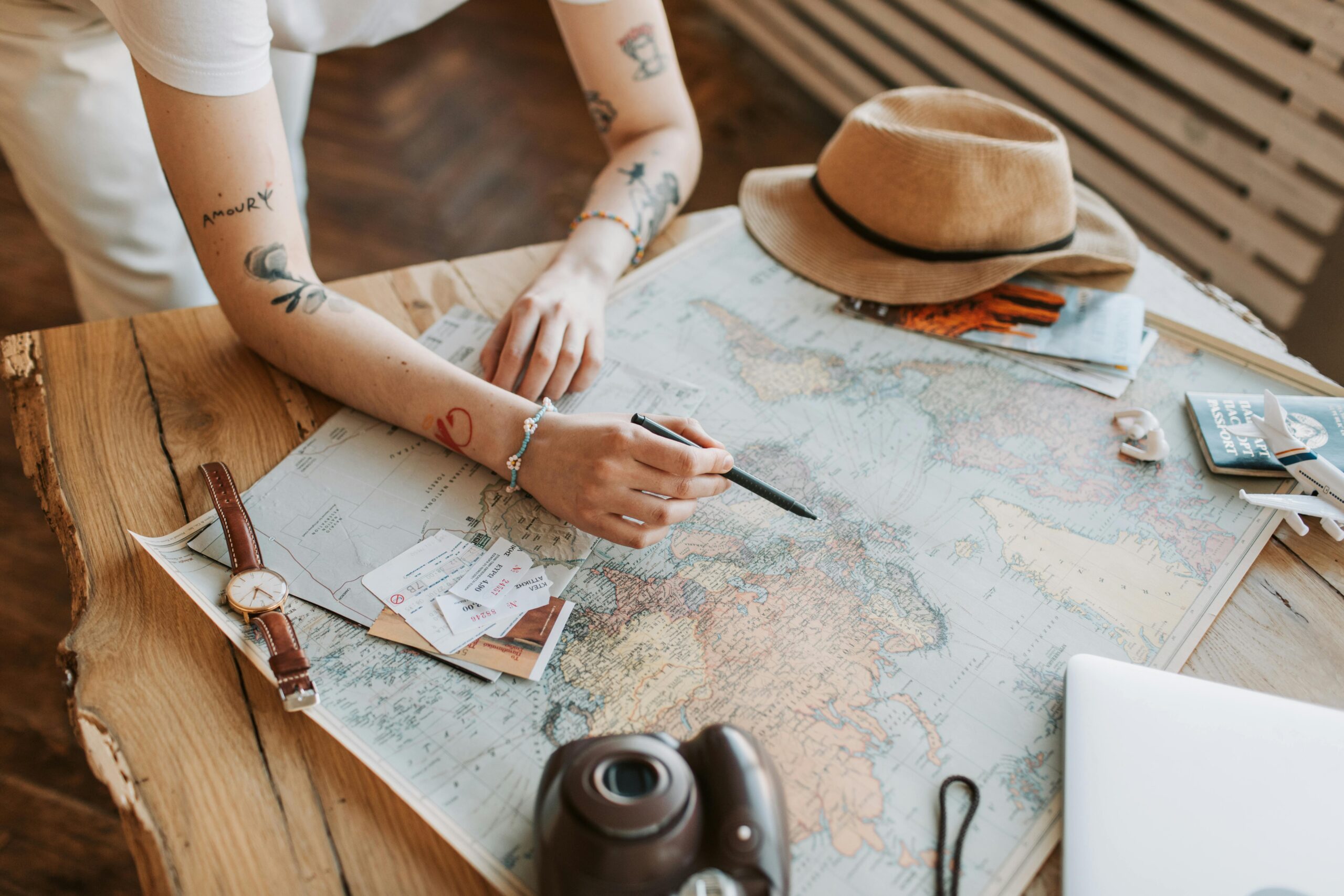地図を見ながら旅行計画を立てるイメージ