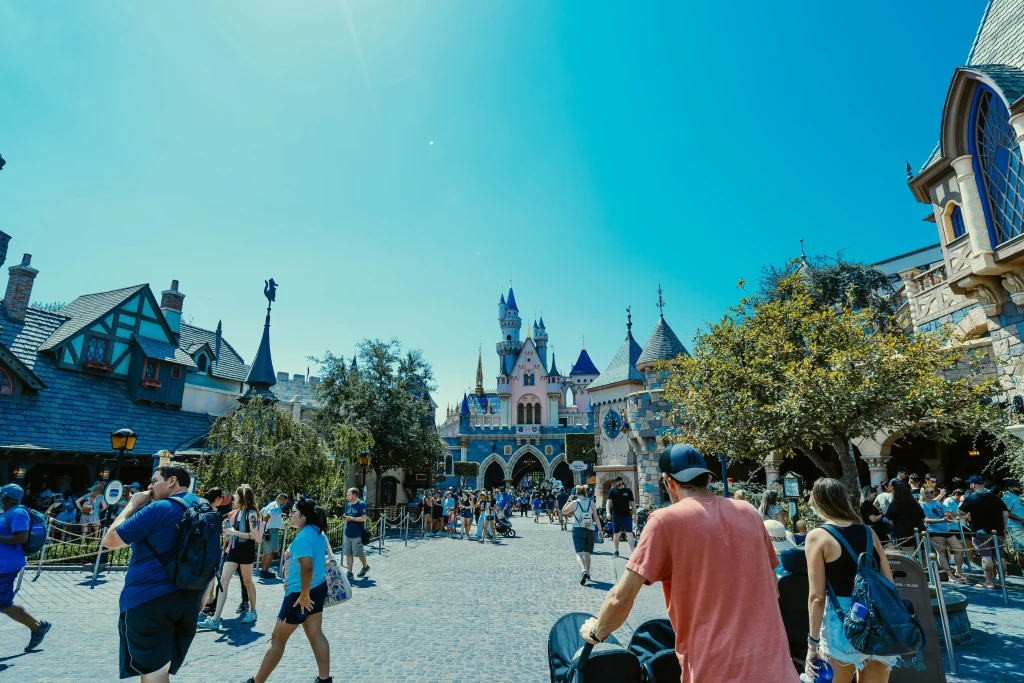 ディズニーランドでベビーカーを押す夫婦