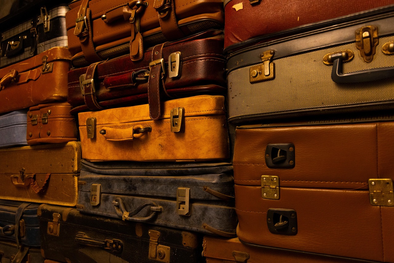 子連れディズニー旅行の宿泊準備をイメージしたスーツケース