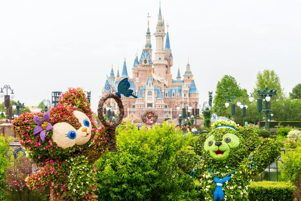 東京ディズニーリゾートのシンデレラ城の前