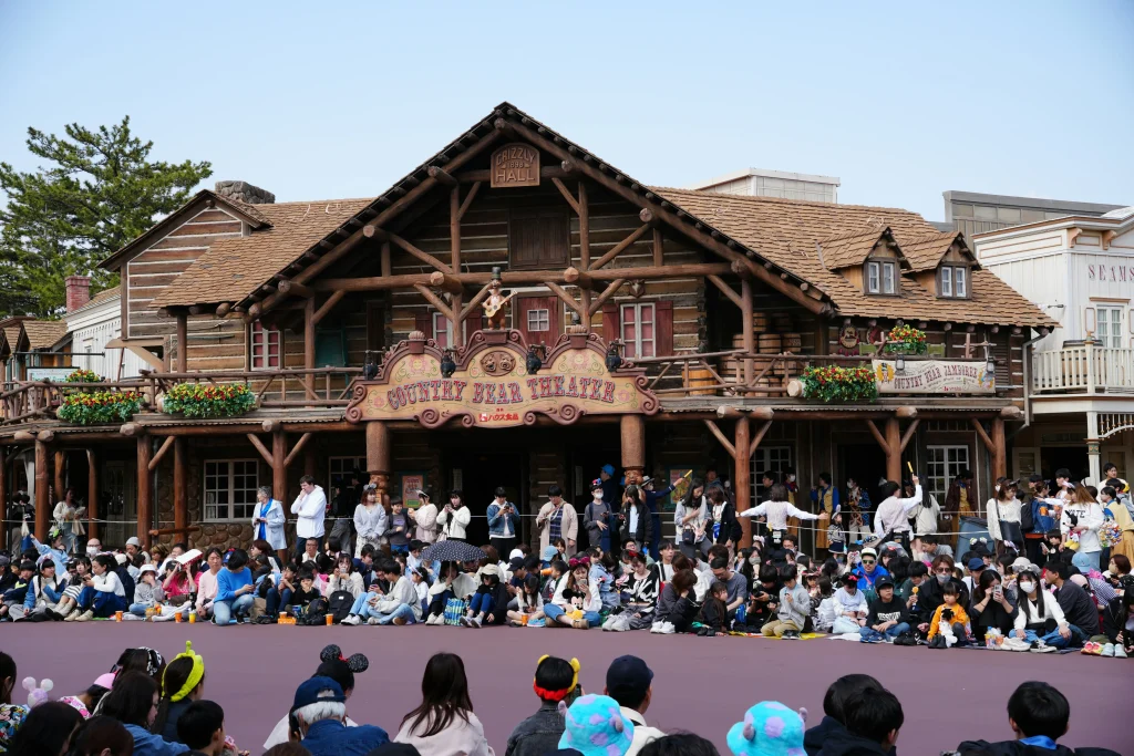 ディズニーリゾートでパレードを待つ人達