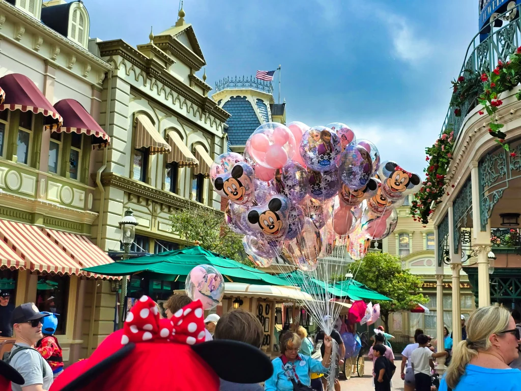 ディズニーリゾートのバルーンを持つ人