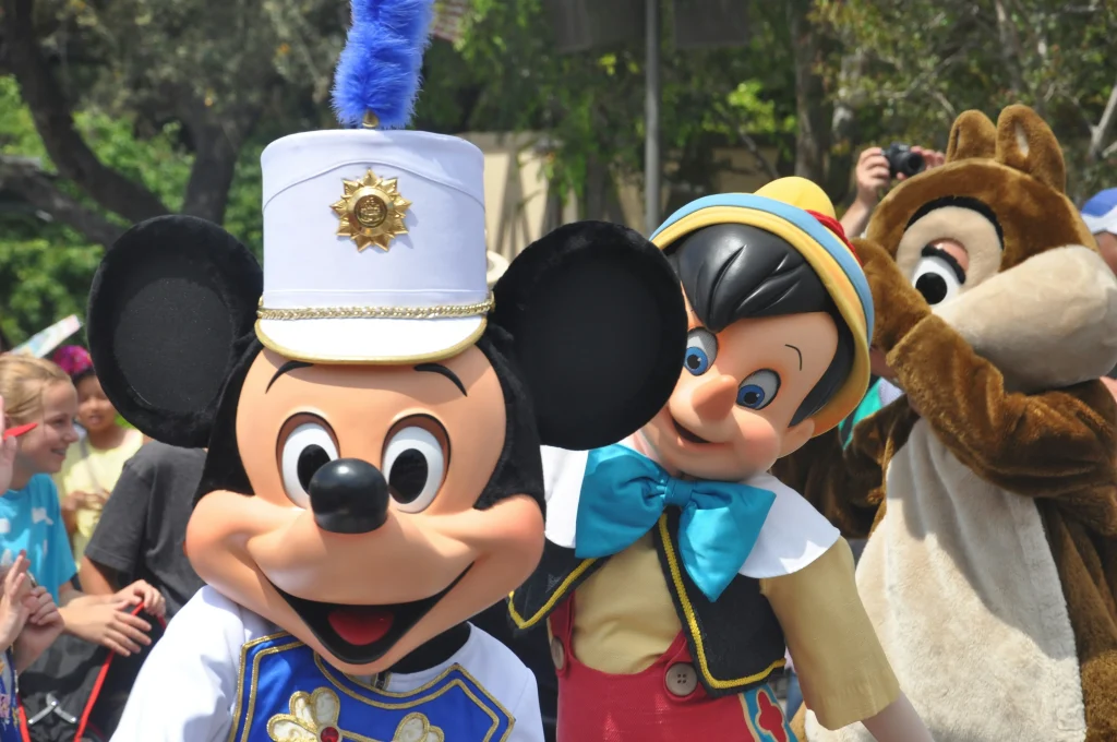 ディズニーリゾートでのミッキーとピノキオ