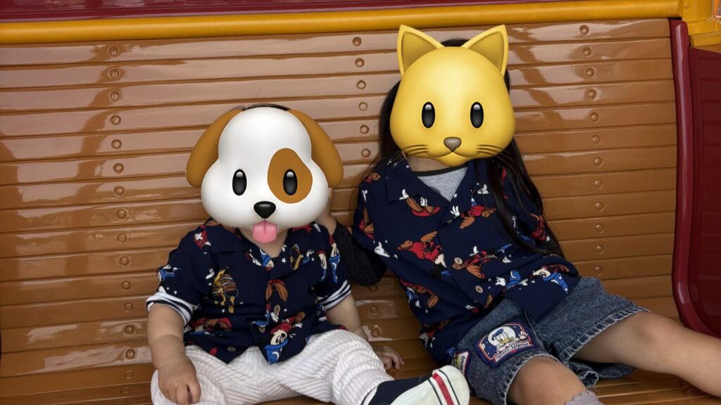 トゥーンタウンのベンチで写真を撮る1歳と4歳の子供