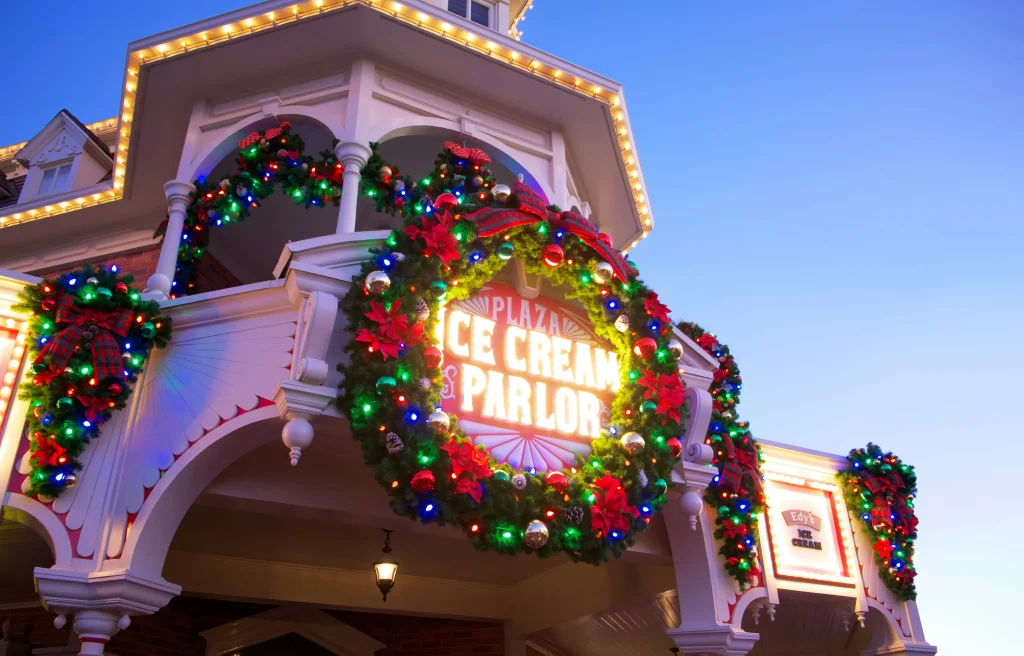 ディズニーリゾートのライトアップされたクリスマス装飾