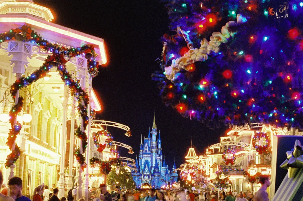 ディズニーリゾート園内のクリスマス装飾された風景
