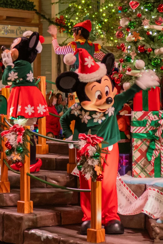 クリスマスツリーを背景にしたミッキーマウスのクリスマスディスプレイ