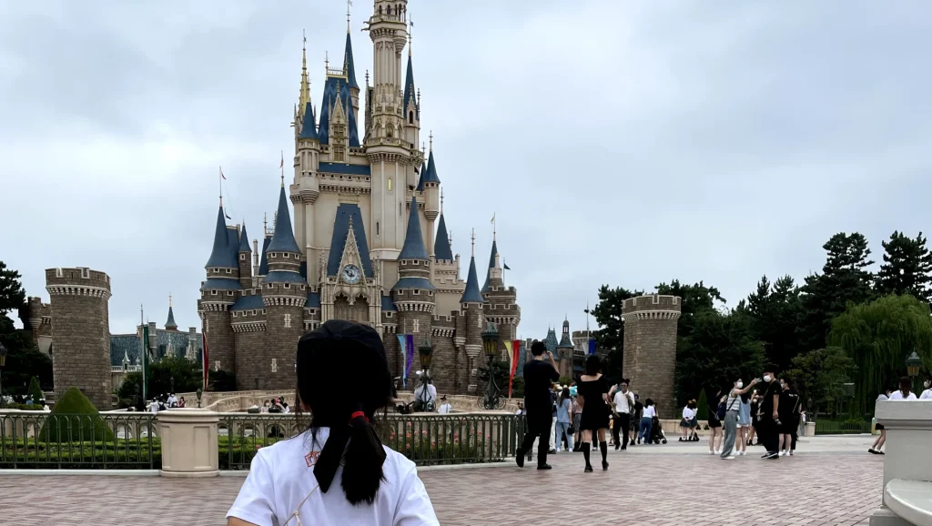 東京ディズニーランドのシンデレラ城を見上げる子どもの後ろ姿