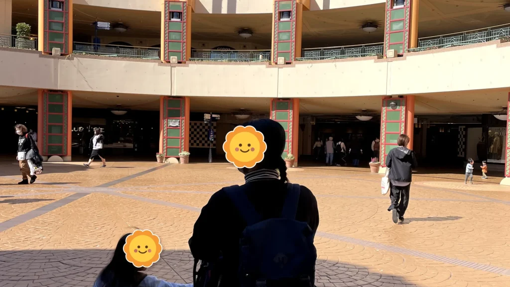 イクスピアリの円形広場「セレブレーション・プラザ」を家族で歩く様子