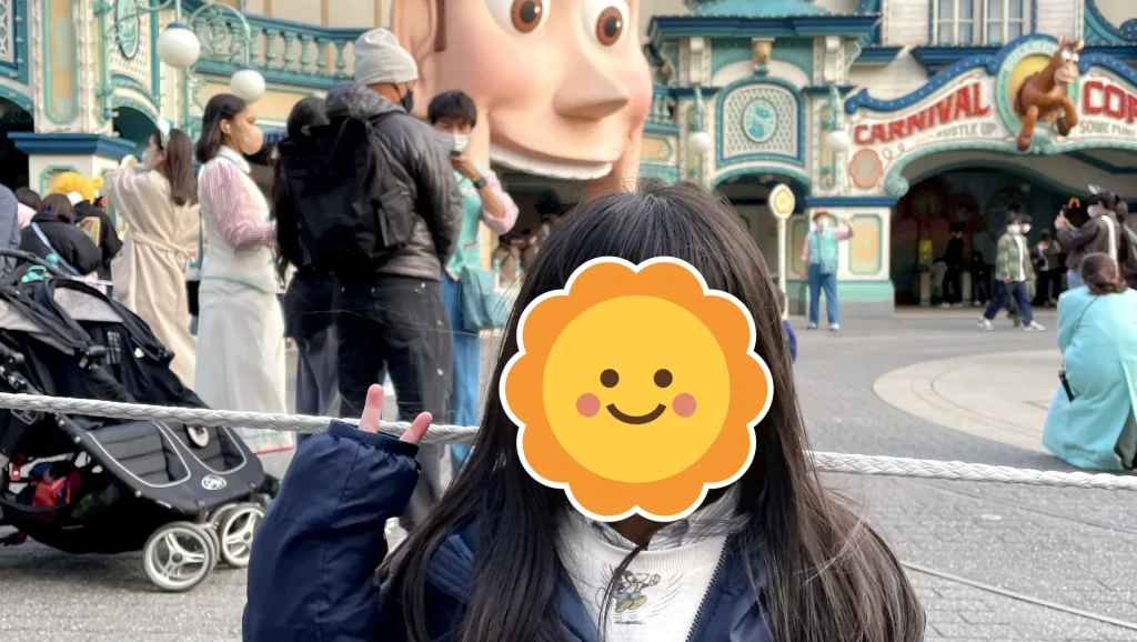 東京ディズニーシー「トイ・ストーリー・マニア！」の入口前で、ピースをする子ども
