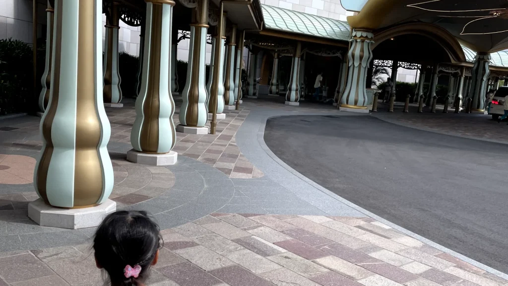 東京ディズニーシー・ファンタジースプリングスホテルのエントランス前の車寄せと、チェックインに向かう子どもの後ろ姿
