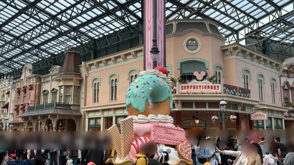 東京ディズニーランドのワールドバザールにある、「ディズニー・パル・パルーザ」のスイーツのデコレーションと、ワールドバザール・コンフェクショナリーの外観